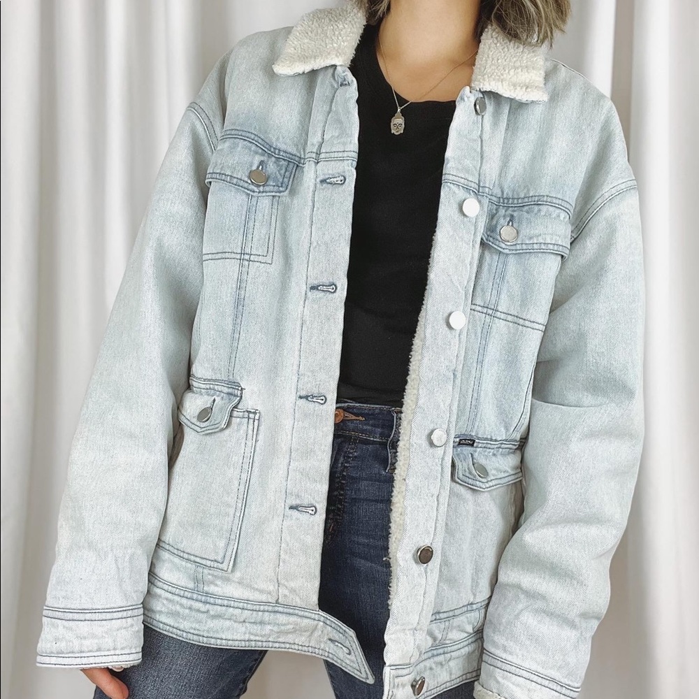 Volcom light wash faux Sherpa lined denim jacket sz men’s m